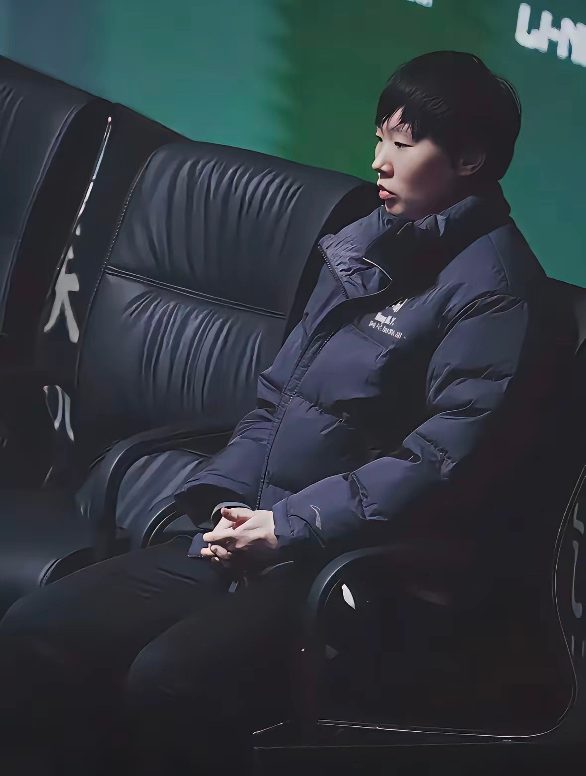 成都混团赛开打，眼尖的网友发现王曼昱一直没上场。有人说她被