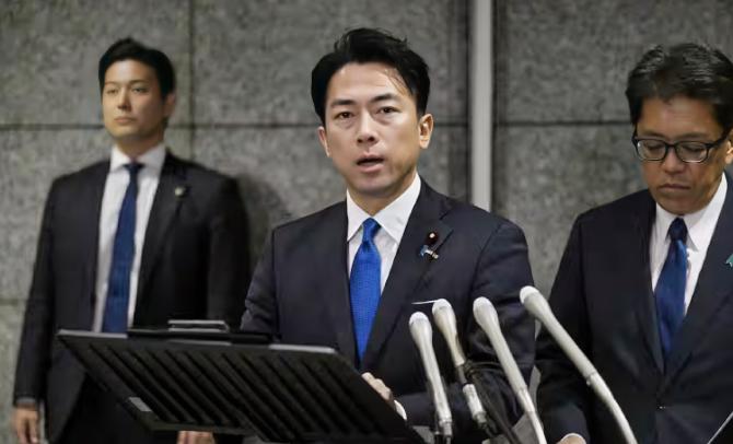 日本凌晨召开发布会向中国表达强烈抗议！日本防卫大臣小泉进次郎在7日凌晨召开的