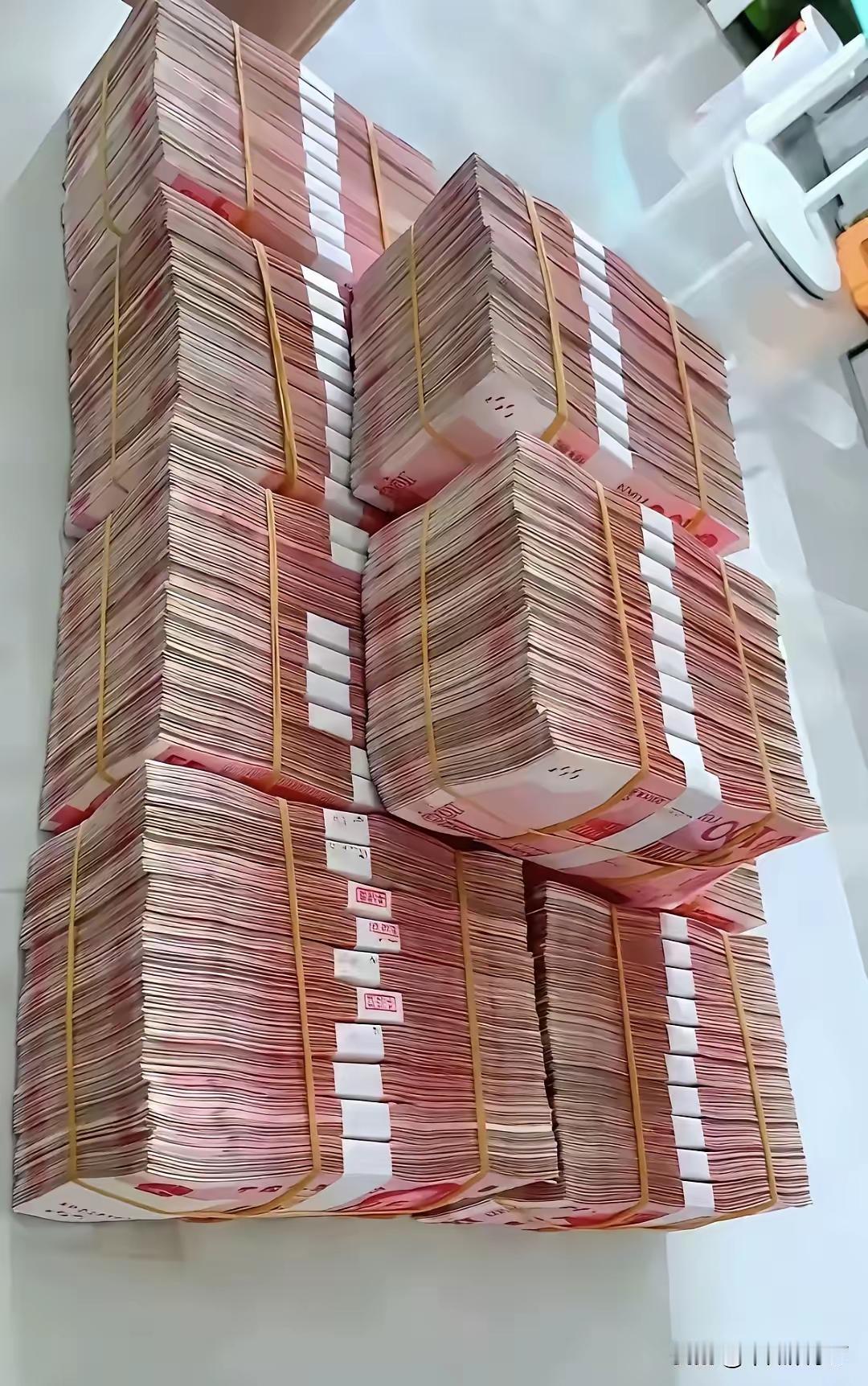 这就是100万，大多数普通人，穷其一生，追求的也就这么多钱，可是90%的老百姓