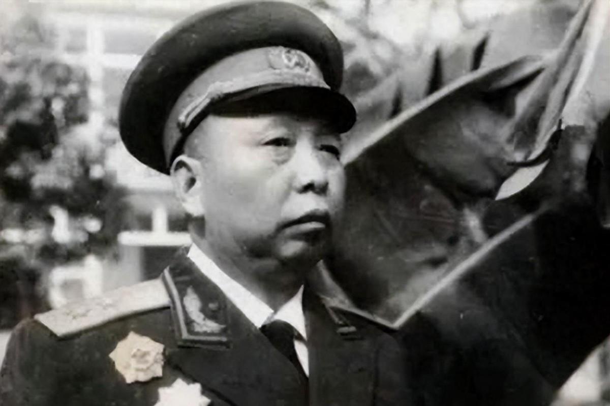 83年徐向前专为老部下回京安置写信给余秋里，强调其三十年代就已担任军政委的重要经