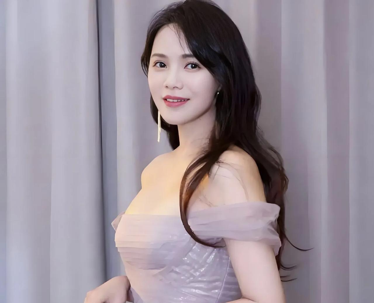 #伊能静#伊能静身上仿佛有着令人捉摸不透的“矛盾感”。年近57岁的她，在某些时