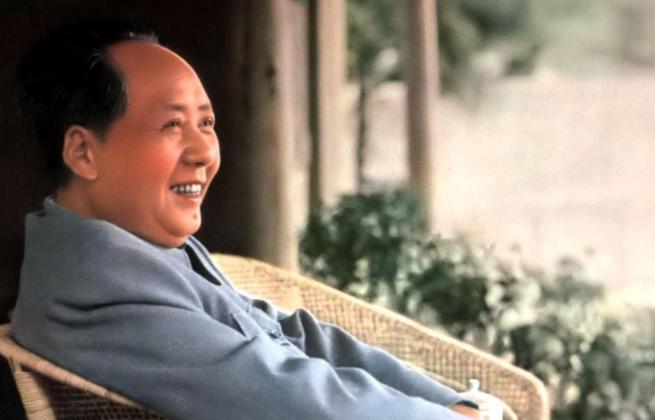 不能批判了两个凡是，就全盘否定毛主席，否定毛泽东思想。批判两个凡是，就是要深入开