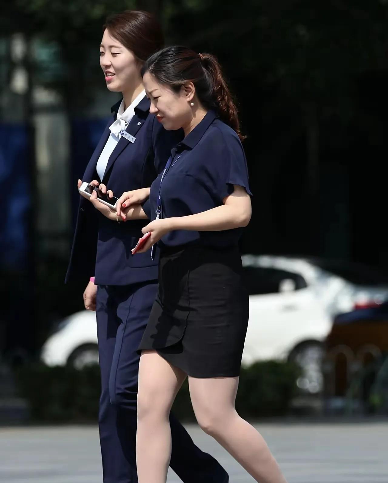 今天在街上偶遇两个美女，从我身边走过身上有一股淡淡的香水味，味道特别好闻，从侧面