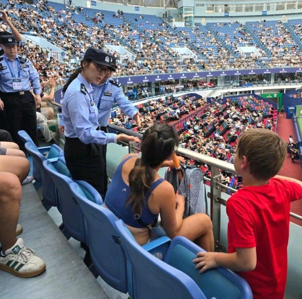 上海网球闹事大妈身份曝光，二婚嫁给老外，仍保留国人身份此前在上海网球事件中闹得沸