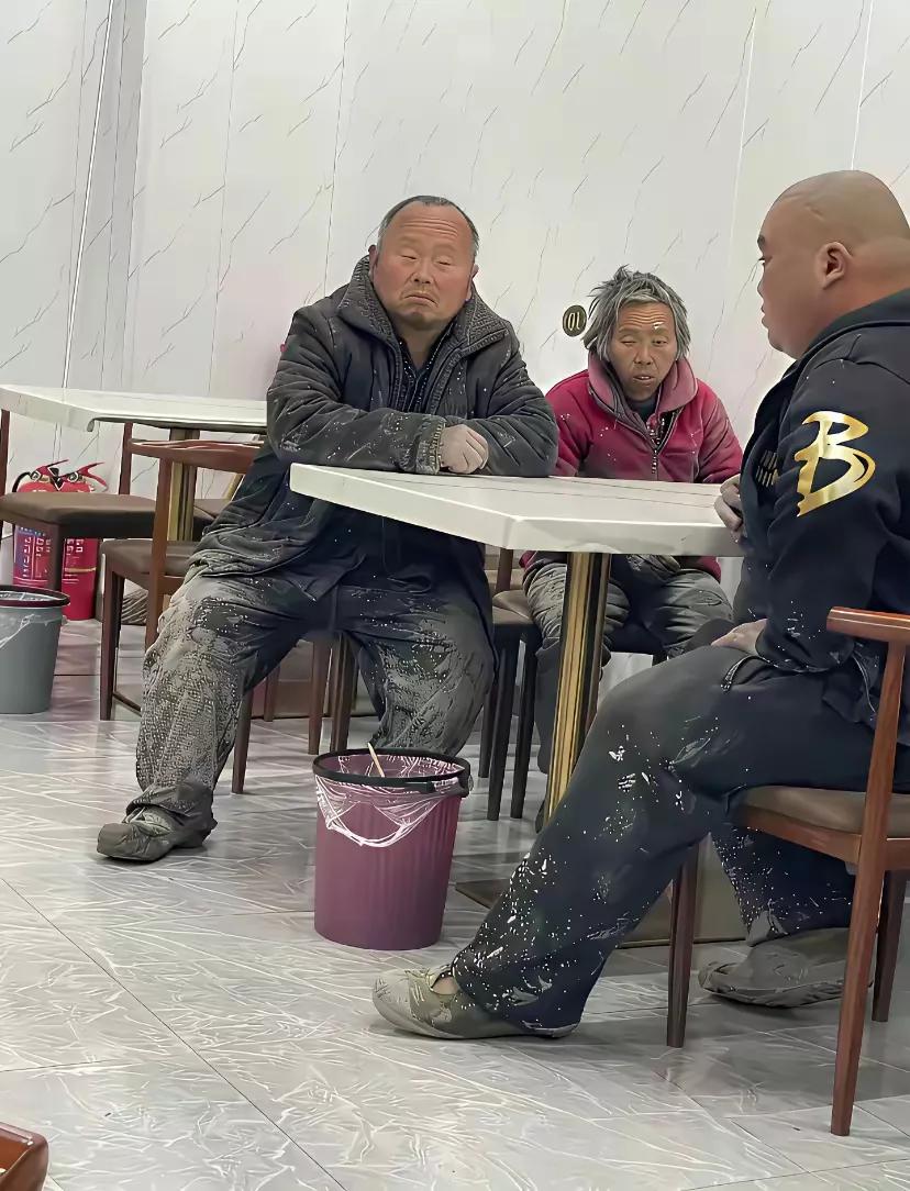 这是真正的农民工，一家三口齐上阵，也是他们大多数人真实的生存状态。当然，你可以