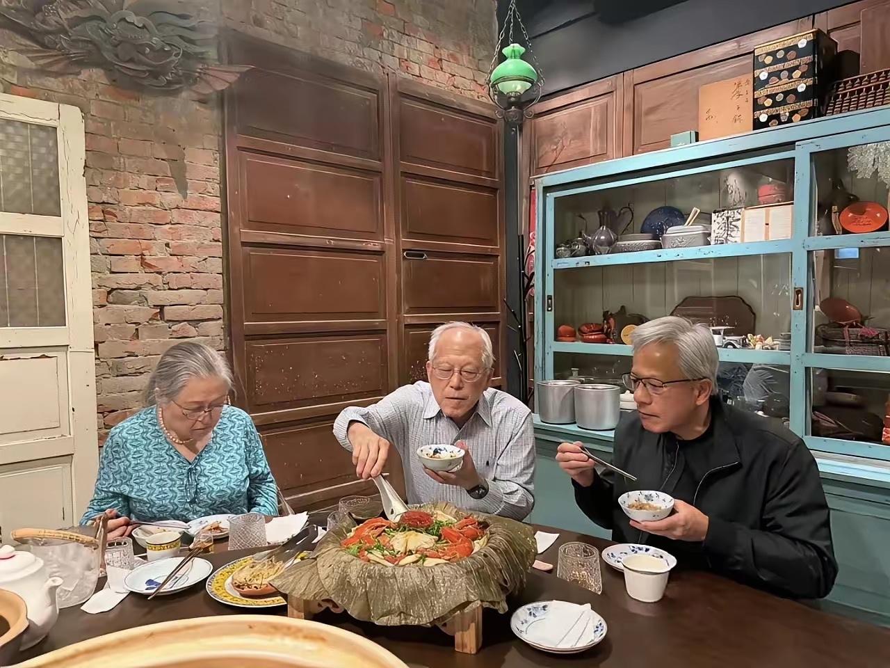 真想不到亿万富翁父母家是这样？显卡大王黄仁勋的父母（父亲黄兴泰、母亲罗采秀）目