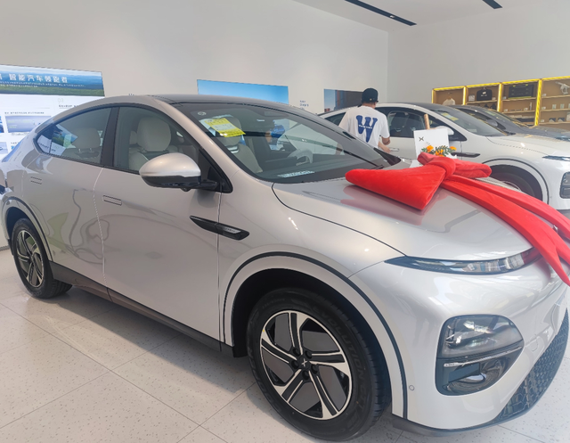 求小鹏G6帅照老公觉得G6不好看，一直说小米su7更好看，求小鹏G6帅照帅死他