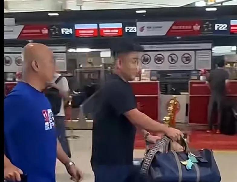 国乒出发“瑞典大满贯”！好久不见的梁靖崑和队友相谈甚欢！林诗栋看见邱指往回走
