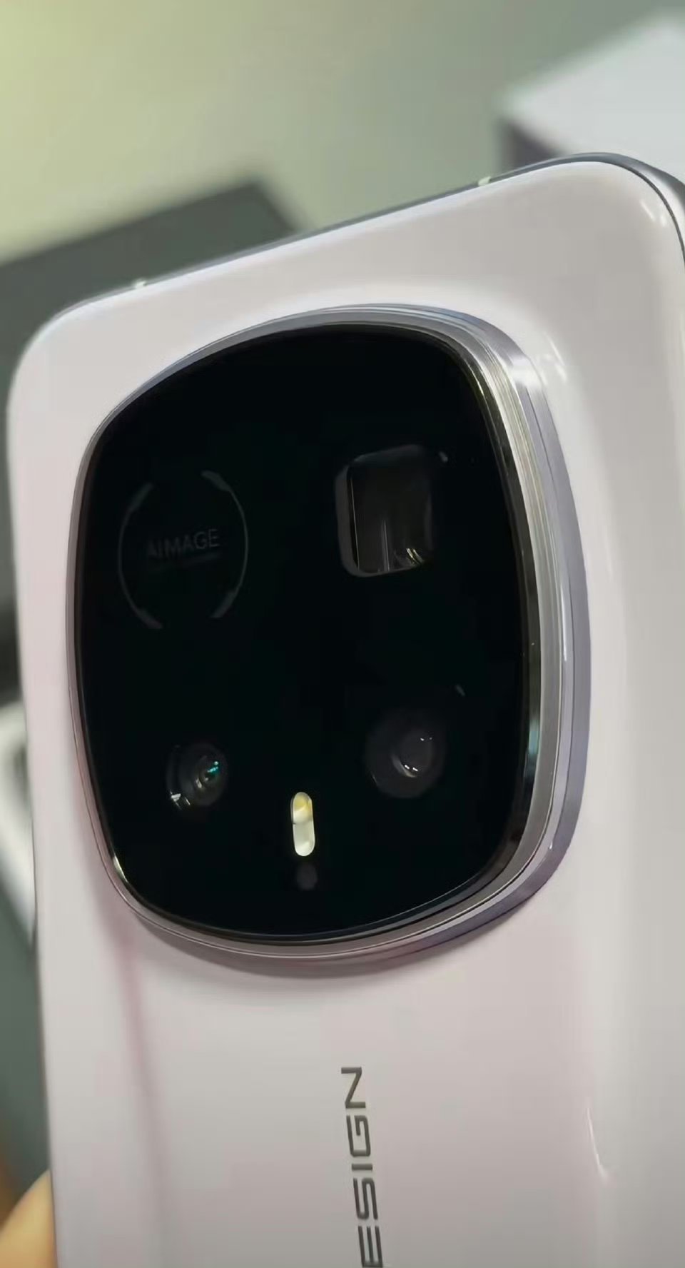 荣耀Magic8RSR保时捷设计的实体店店内参数配置图：-芯片：骁龙8