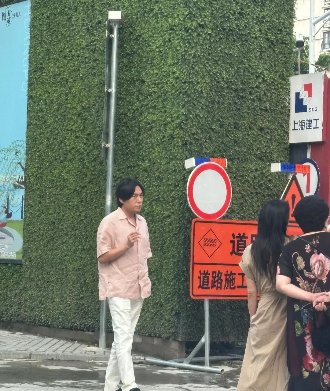 原来明星出门，也是穿着皱巴巴的衣服，这下我放心了。伊能静、秦昊夫妻俩，带着老爷
