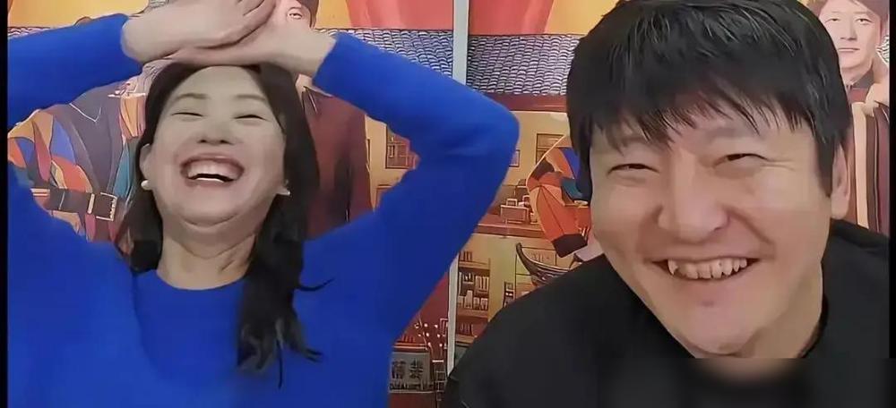 央视不换《老舅》，理由粗暴：45到55岁观众粘得死死的，广告商爱他们。哪怕在