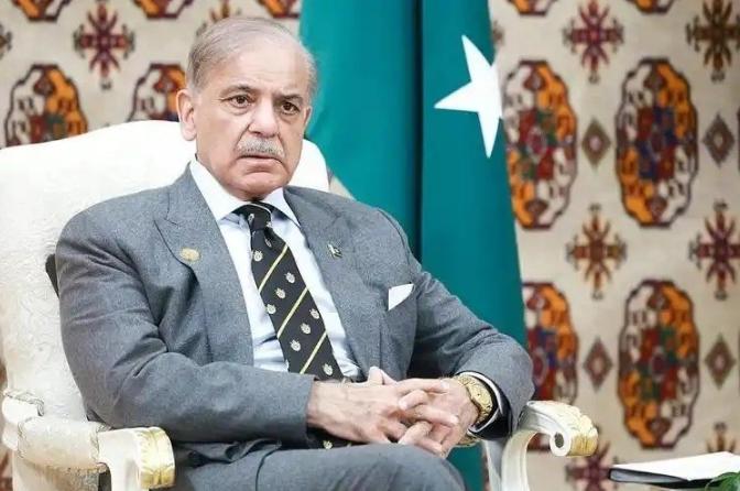 巴基斯坦做了一件让外界都没想到的事，他们竟然把“枭龙”战斗机的全部生产线，拍成视