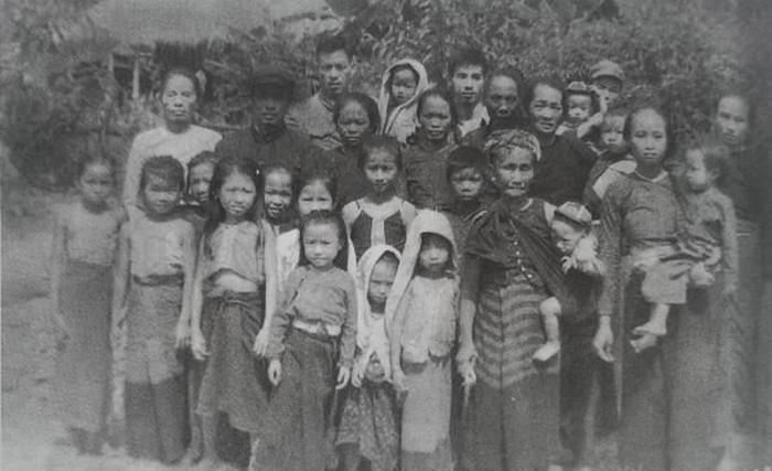 【老照片】这是一张1973年秋，上海知青与插队的西双版纳老乡的合影，它不仅记录了