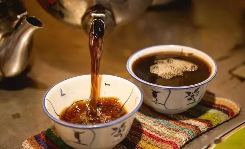 广式凉茶遇到了最懂他的外国人哇塞，广式凉茶遇到了最懂他的外国人，广式凉茶以草本破