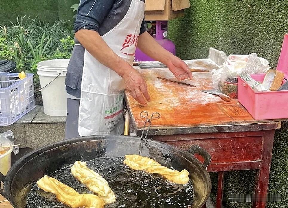山东济南，摊贩胡老伯经常在小区外面摆摊卖豆浆油条等早点，给上班族和学生提供方便，