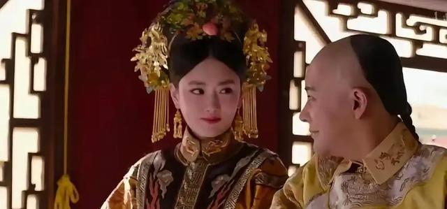 1752年，乾隆趁傅恒在外打仗，偷偷的将傅恒夫人召入宫中，他一把抱住傅恒夫人，傅