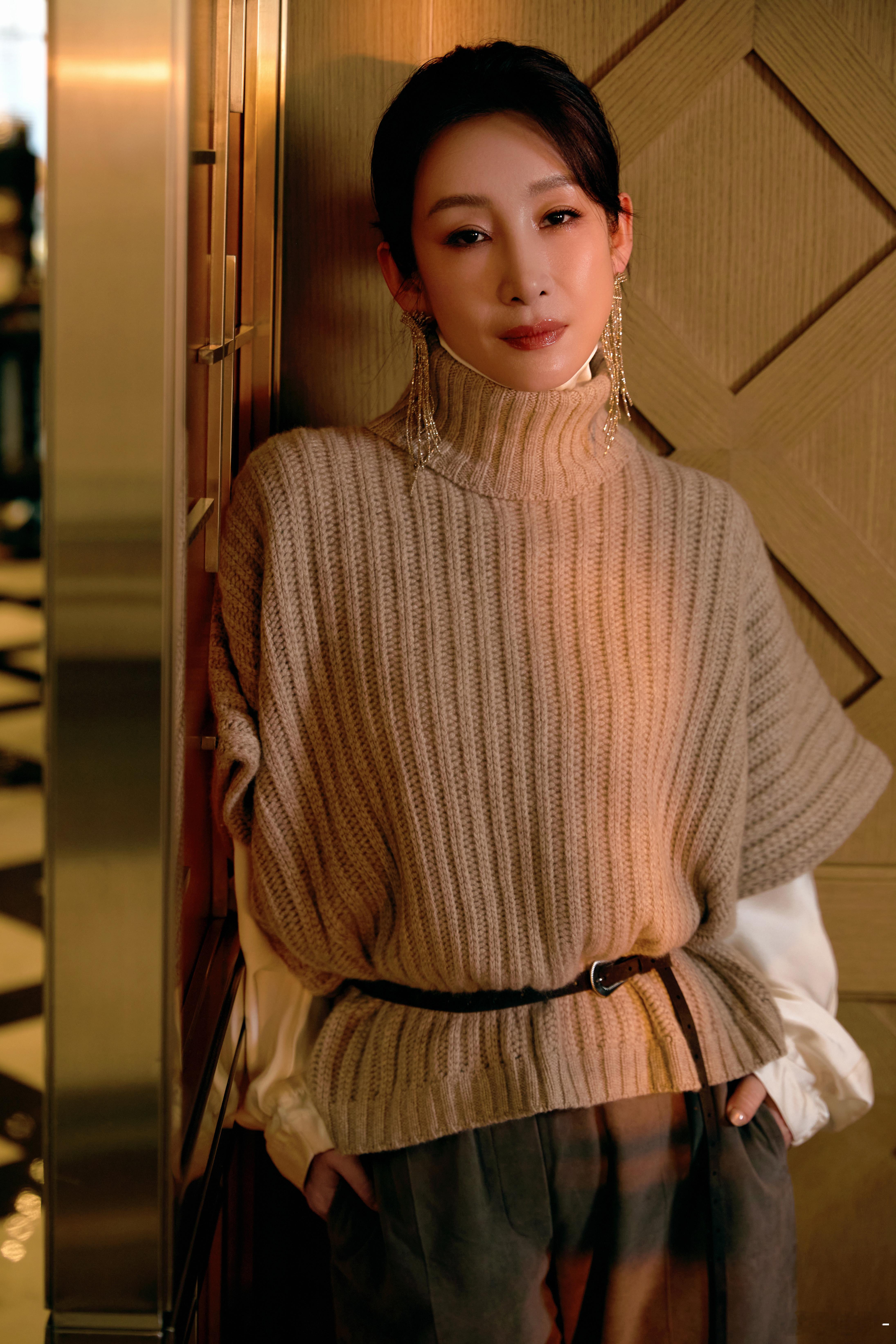 秦海璐演绎冬日松弛感时尚，一袭毛衣质感与温柔并存，松弛慵懒感拉满。海璐姐的时尚表