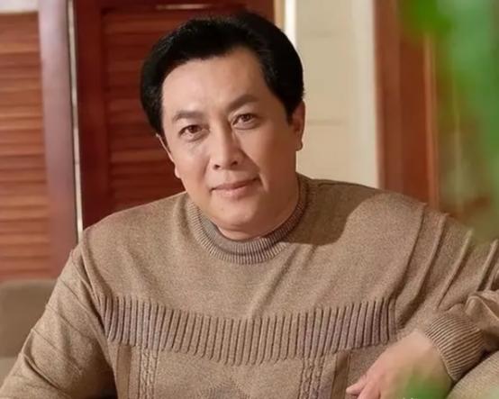 1990年除夕夜，唐国强的妻子洗完澡化完妆，穿上一身新衣，用一根绳子结束了自己的