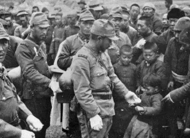 1937年，在南京，日本人在堆积成山的尸体上浇上了汽油，并点燃，顿时火焰冲天，这