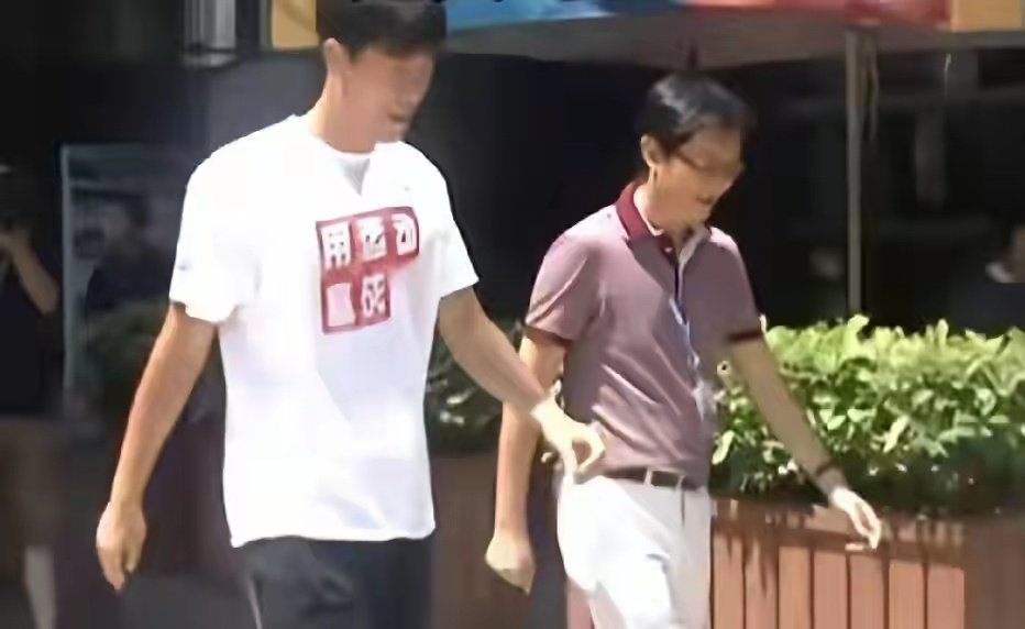 当年，刘翔到访腾讯园区，马化腾全程陪同参观，那时候的两人都是精神小伙。​