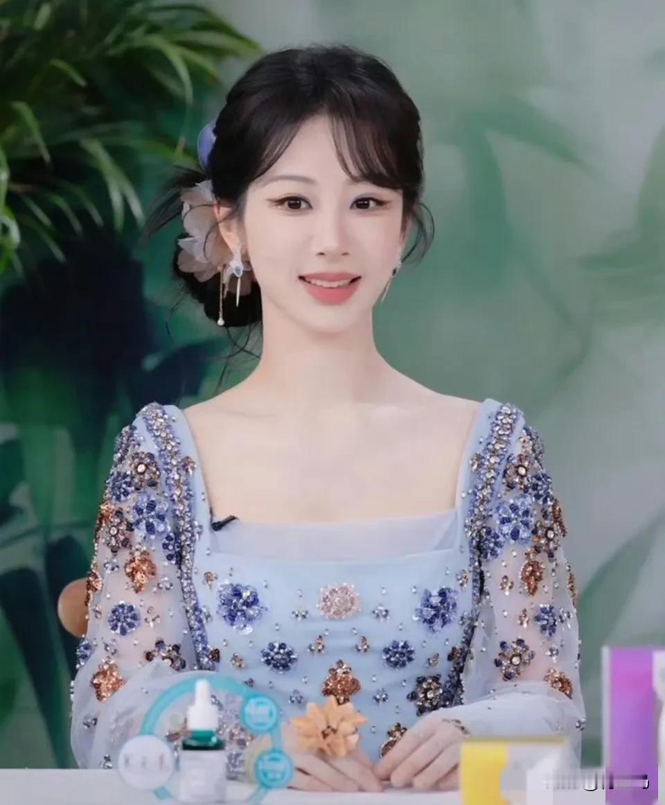 今天的杨紫虽然打扮得很猛，但是还是没有赵露思好看[哭哭]赵露思今天真的状态