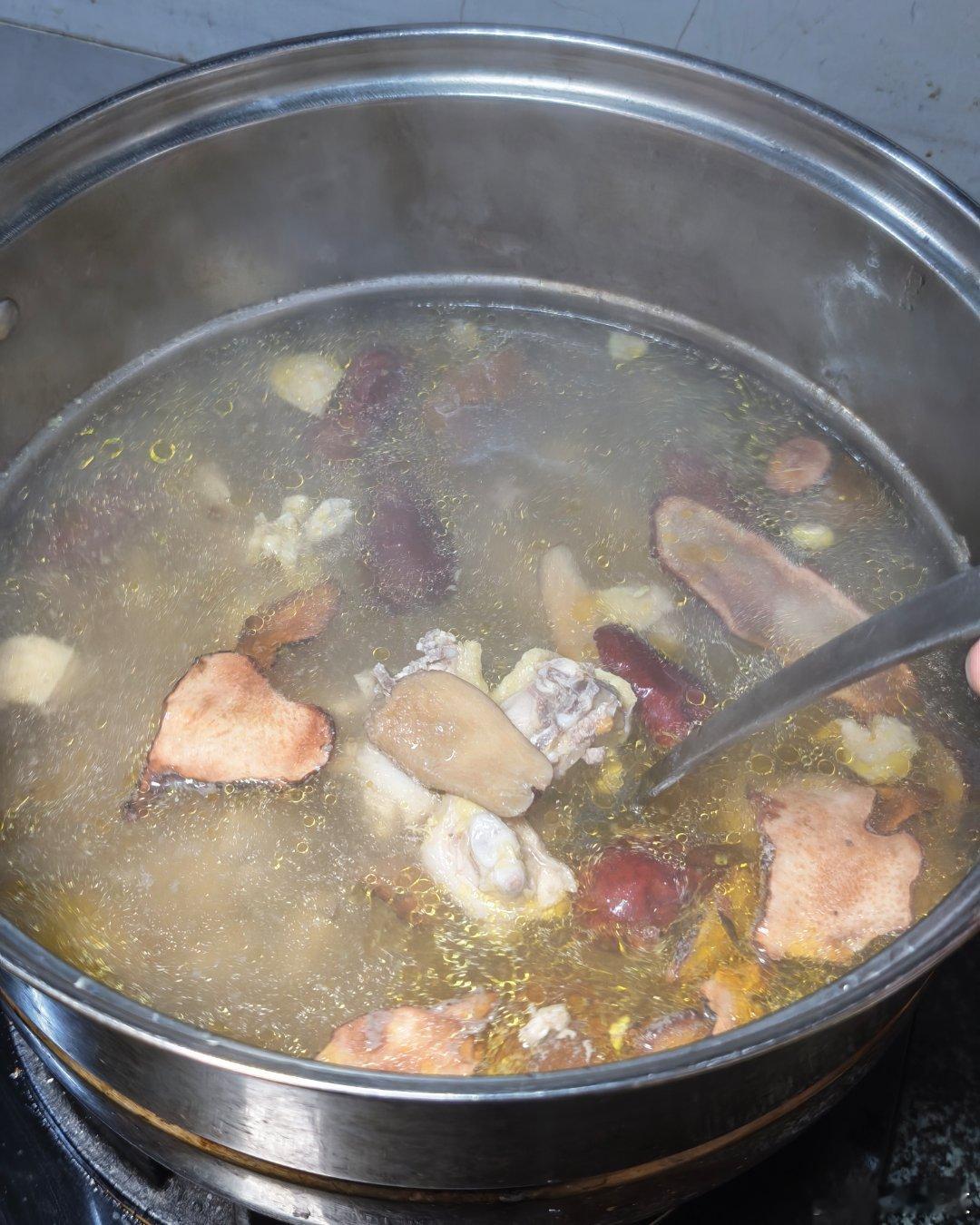 图1是第一次回家模仿的莫氏鸡煲。图2-4是第二次回家的模仿版莫氏鸡煲，说结论，两