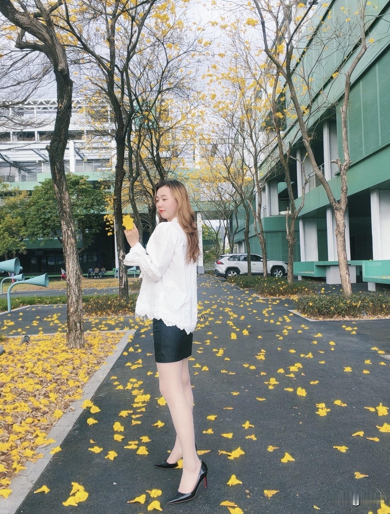 内在上，她有丰盈的力量，浑身散发着松弛感。不争不抢，独处时自在，与人相处让人舒服