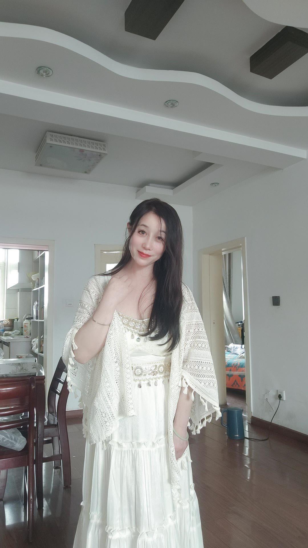 为什么女生拍照片要修图？你看，修图前，下巴位置明显缺少肉感，修图后下巴变得圆润