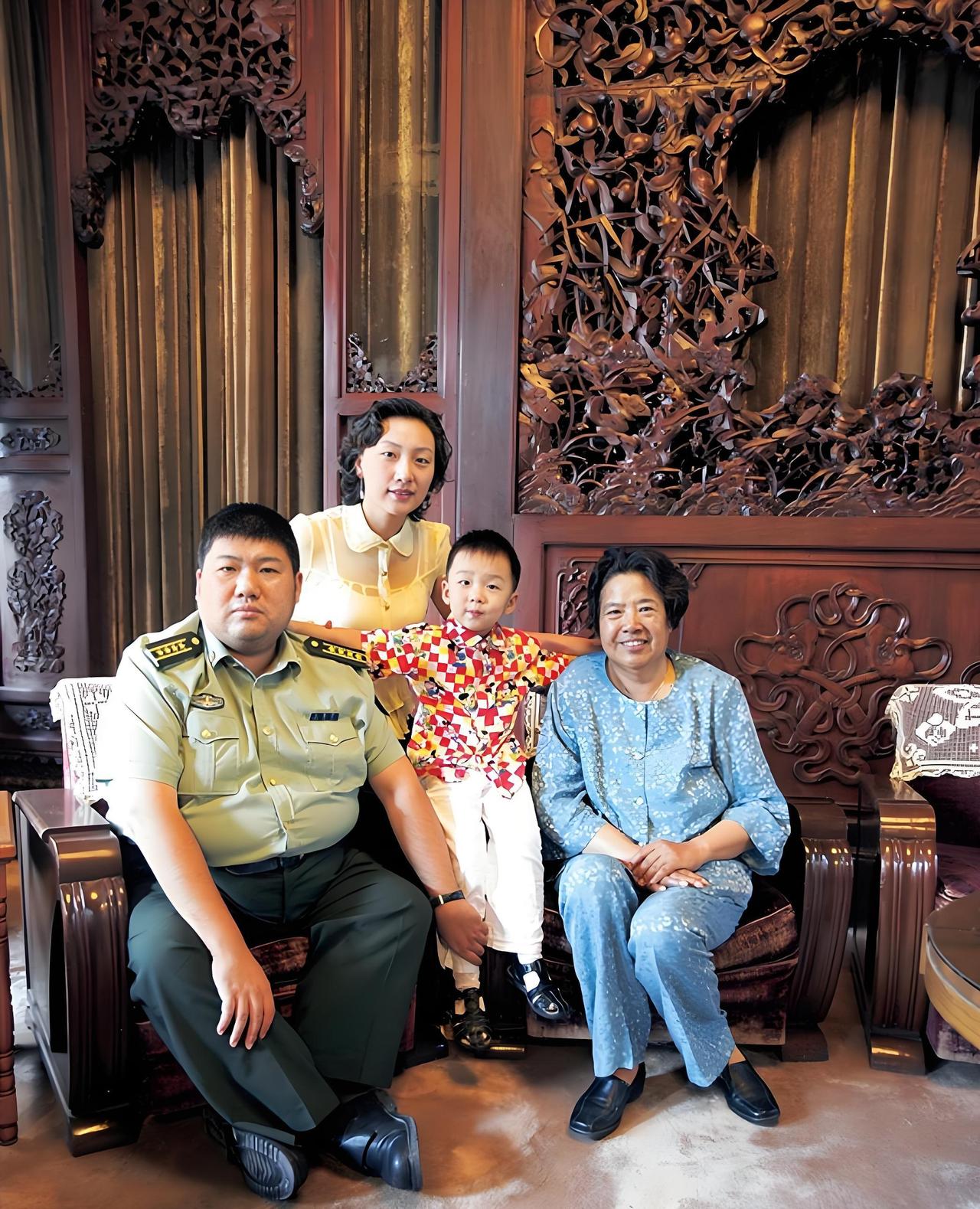 2008年夏，69岁的邵华老人已经非常虚弱了。她拉着儿子的手，用尽最后力气嘱咐：