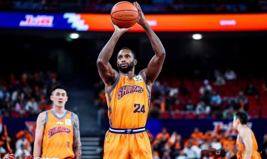 弗格+怀特塞德正式转正！今天上海男篮传来最新消息，由于在联赛跟杯赛中的出色表现