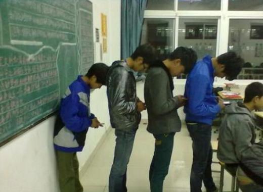 别拿“惩戒权”说事了，老师就不能打学生。学生是用来教的，不是用来打的。家