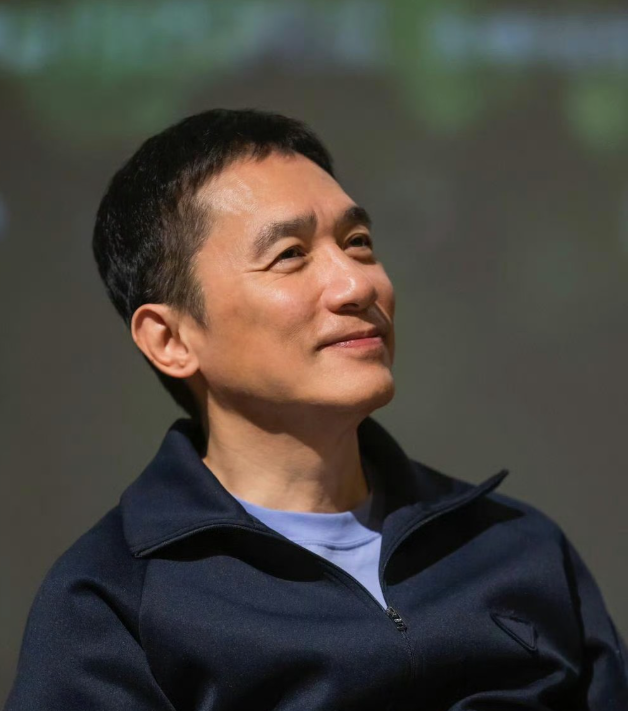 影帝梁朝伟冲上了高位热搜不是因为刘嘉玲，而是他亲口承认每部电影对自己都很重要，