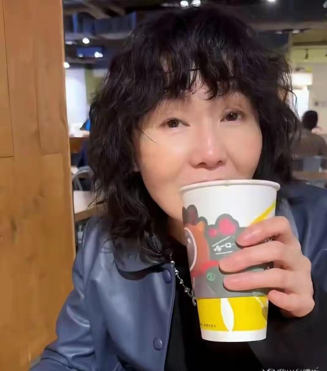 国际影后在折扣店和店员讲价，你还相信“巨星”的生活想象吗？昨天香港网友撞见张曼