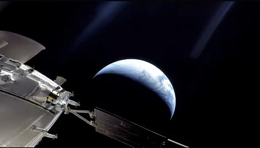 阿尔忒弥斯2号宇航员在距离地球41,000英里的地方拍摄到的画面！这是自19