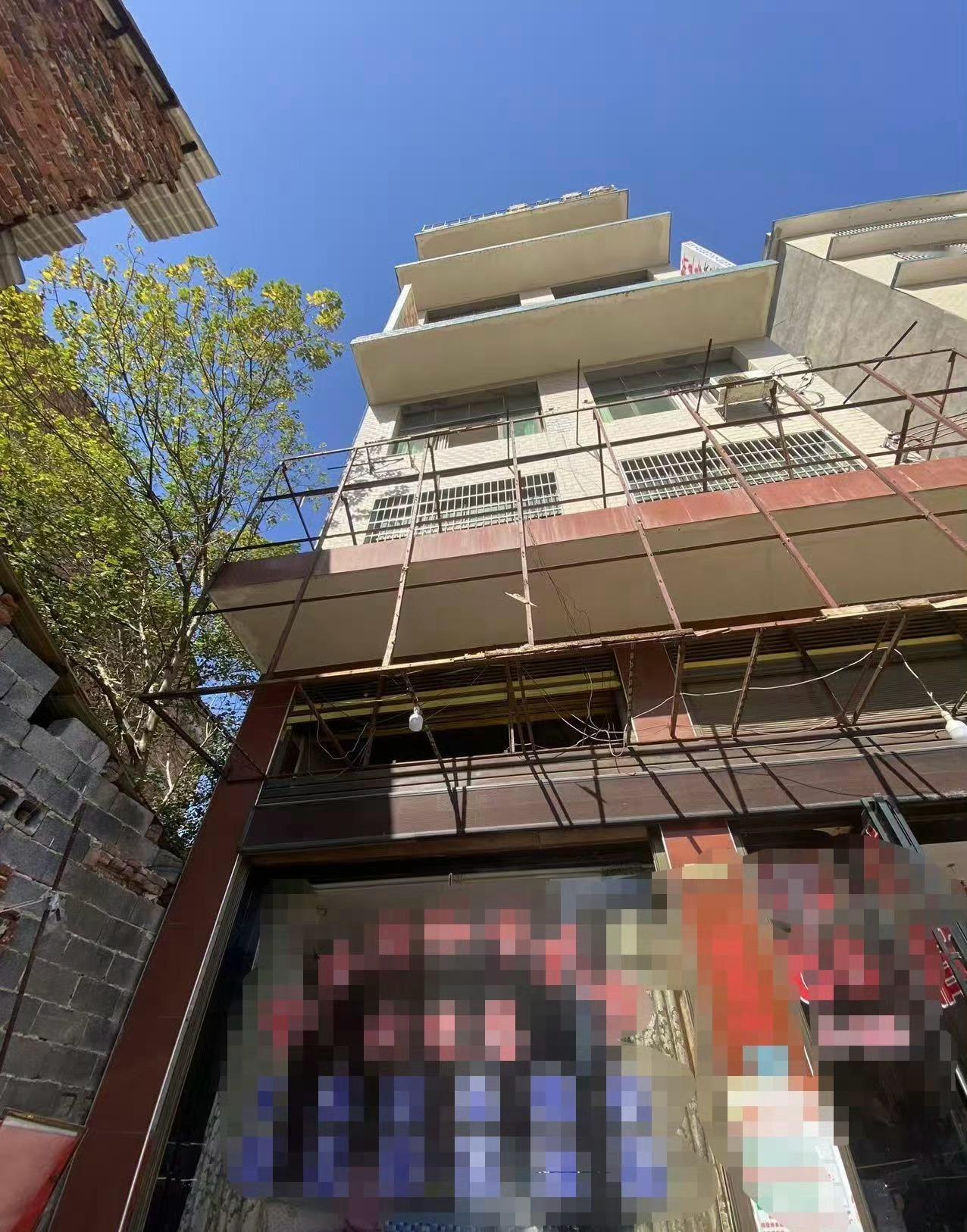 结婚前一天新郎新娘先后坠亡两人相恋五年共同经营早餐店，感情和家境都不错，怎么看