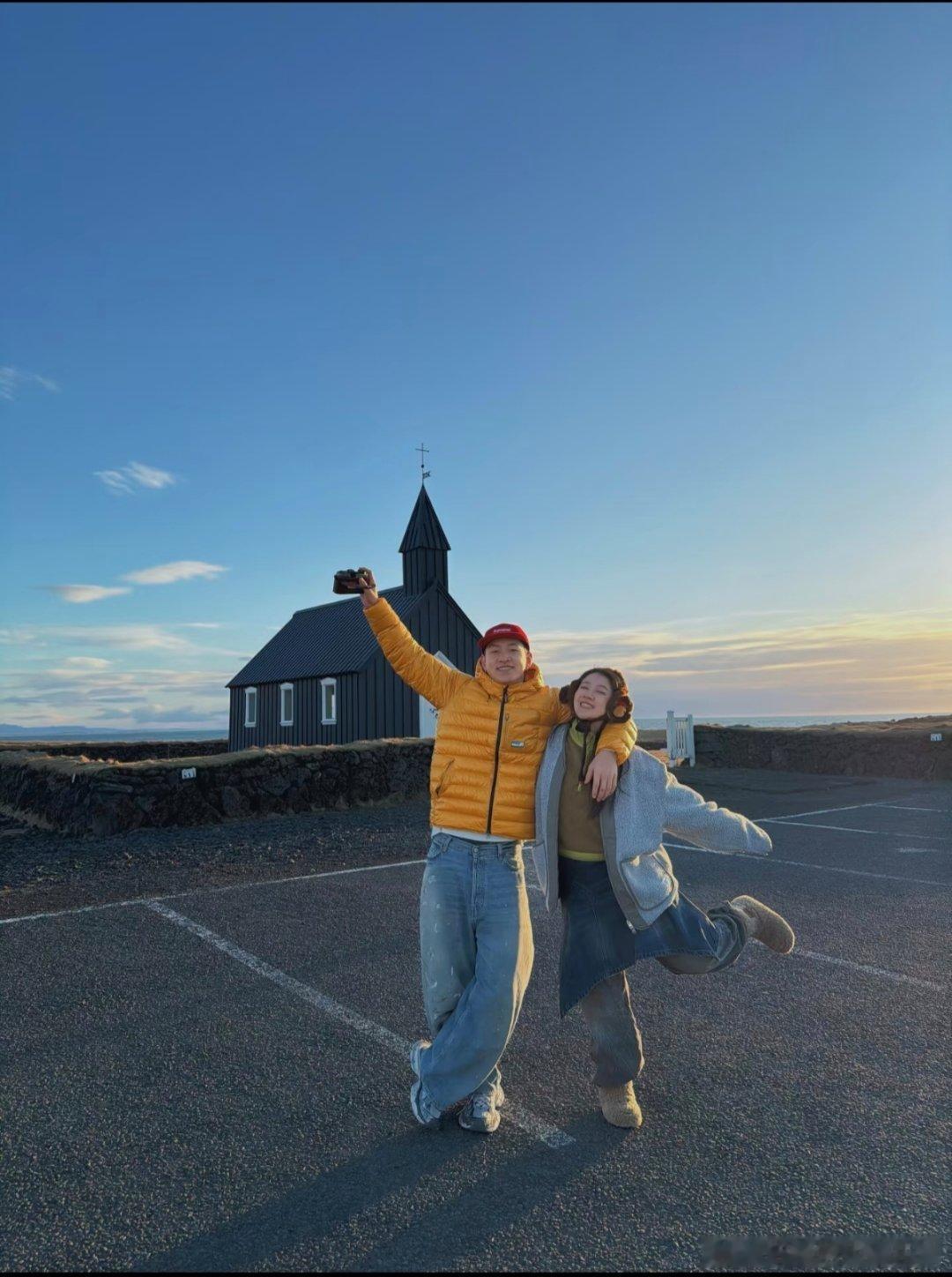 李嘉格男友身材真的没话说，常年健身颜值又高。小男友才27岁，俩人站在一起很养眼啊