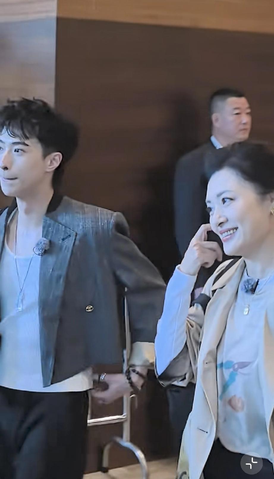 原来周涛凌乱的发型，是找造型师专门设计的！4月6日，周涛与恩利一起出行，准备