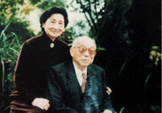 2001年，在赵一荻去世后不到一年，张学良也在美国闭上了眼睛。让人意外的是，被软