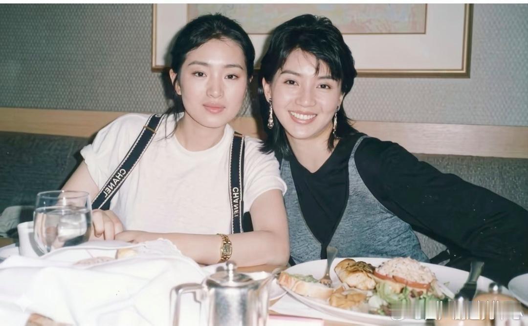 巩俐同梅艳芳同框照片这是90年代巩俐同梅艳芳合影，你喜欢她们吗！