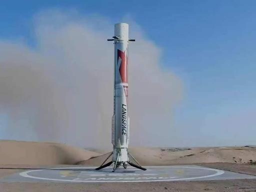 外网彻底炸锅！中国民营火箭稳稳落地陆地回收，老外直呼2030年中国科技太猛