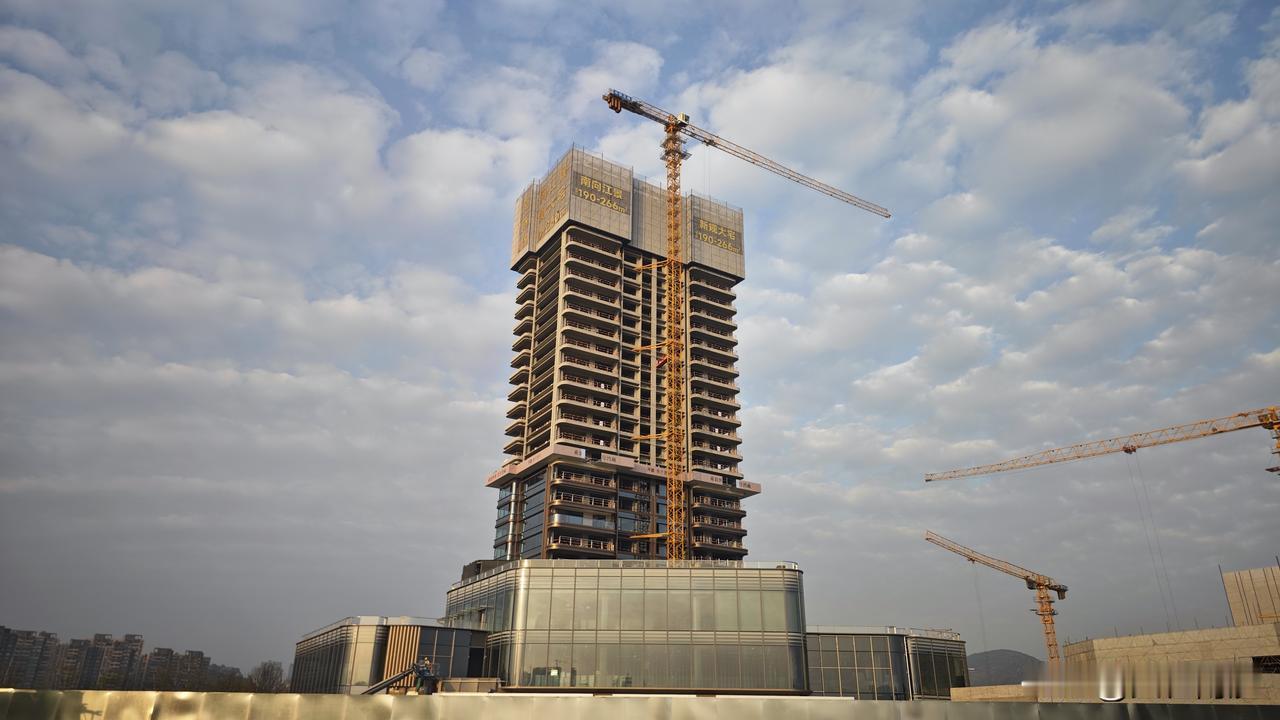 南沙壹号，继续备战开盘，这个江边的营销中心玻璃屋真的是豪气十足，加上楼栋也是玻璃