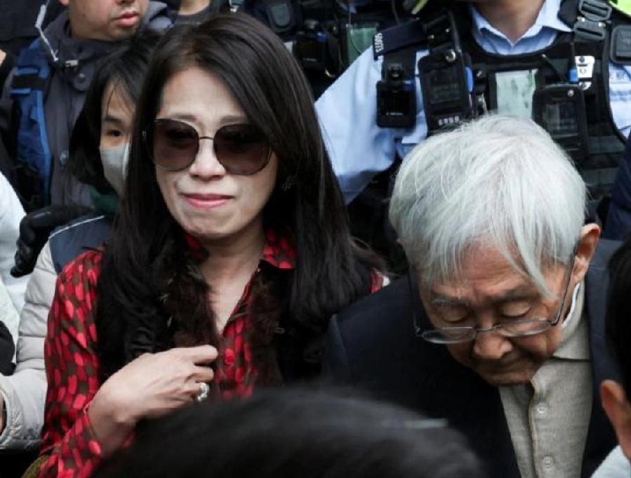 黎智英老婆李韵琴，与同伙陈日君，现场旁听黎智英被判20年，二人走出法庭时，面露伤