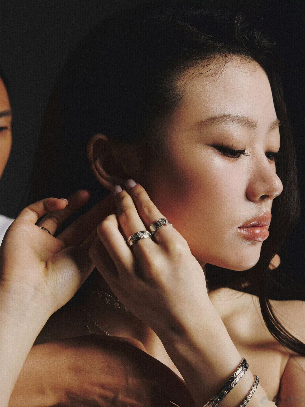 单依纯作为金鸡奖表演嘉宾亮相闭幕式，舞台上实力呈现《君》致敬光影经典，造型上以顶