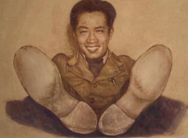 1933年，希特勒接见骑车环球旅行的中国小伙潘德明。翻完对方的旅行本子，希特勒半