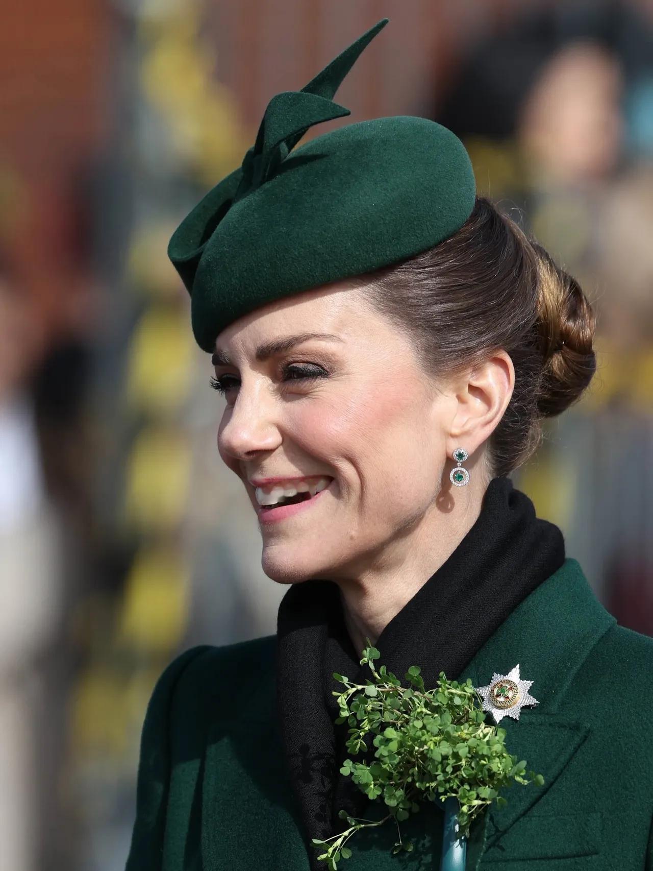 凯特王妃优雅亮相，捧着鲜花，笑靥如花好美啊！3月17日，凯特王妃在奥尔德肖特蒙