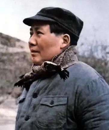 毛主席有一次游完泳后，让警卫员封耀松帮自己去拿鞋子，没想到封耀松拔腿就往厨房跑，