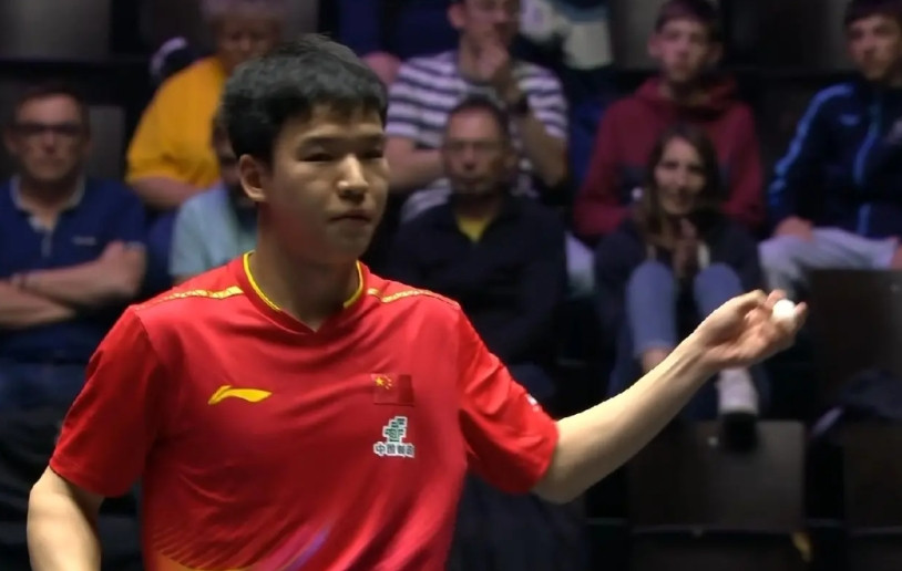 男单独苗向鹏还是输了，陈振江教练没来就是不行。向鹏开局调动非常快先下一局，尽管