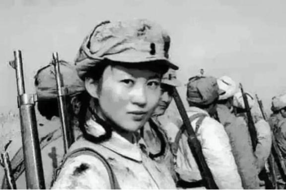 1941年，21岁的女侦察员王金英，在老乡家养病。夜里，她正洗澡时，突然看到窗外