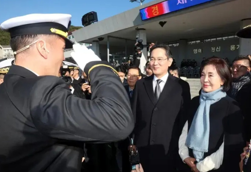 三星李在镕出席儿子的授衔仪式，李智昊在经过长达11周训练后，正式晋升为海军军官。