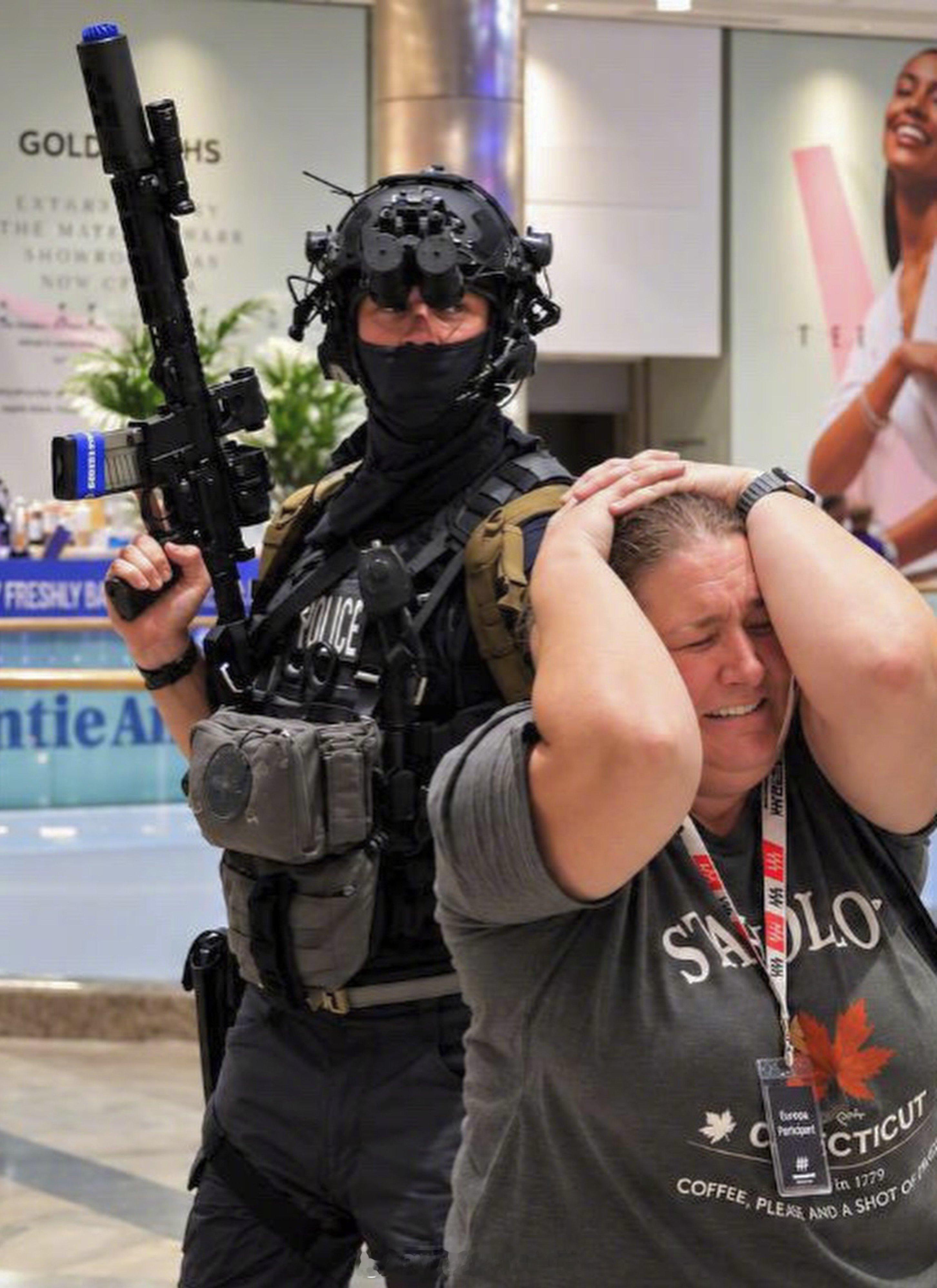 兵器影像英国CTSFO（反恐特种枪械警官）在最近于南安普顿举行的一次训练演习中